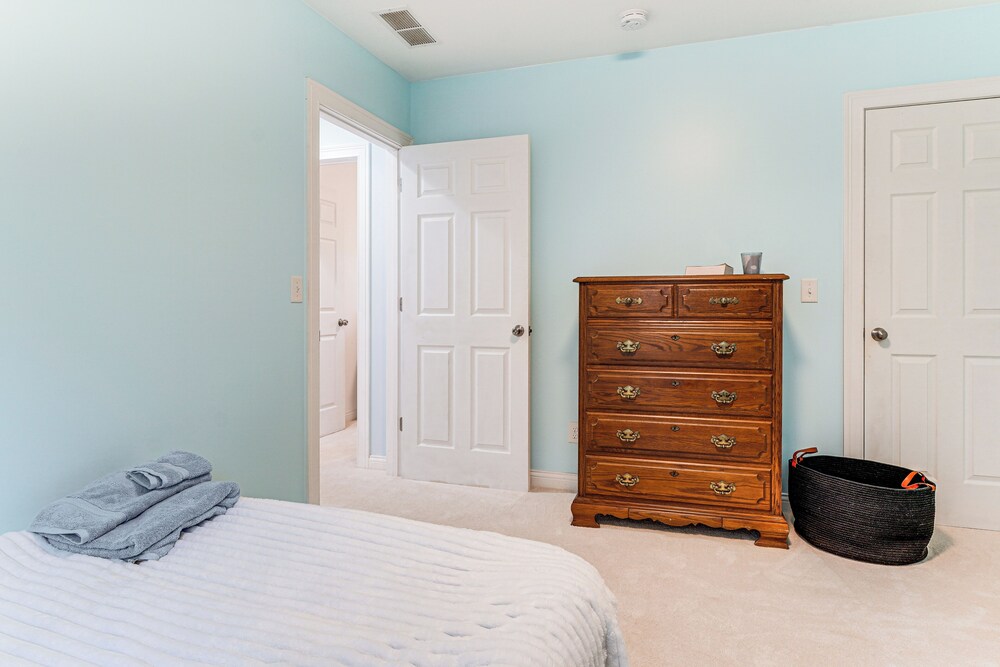 1 Mi to Dtwn Newburgh: Quiet Home w/ Yard!