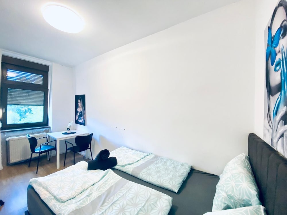 4BR Apartment for 15 Near Danube