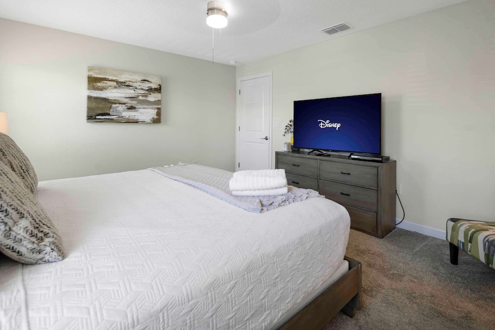 Stylish 4BR Pool Townhome Storey Lake