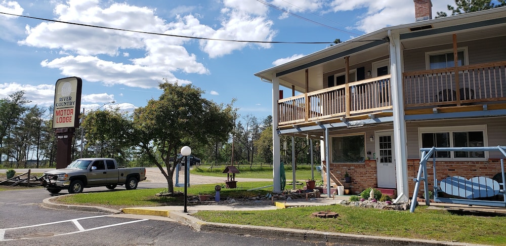 River Country Motor Lodge