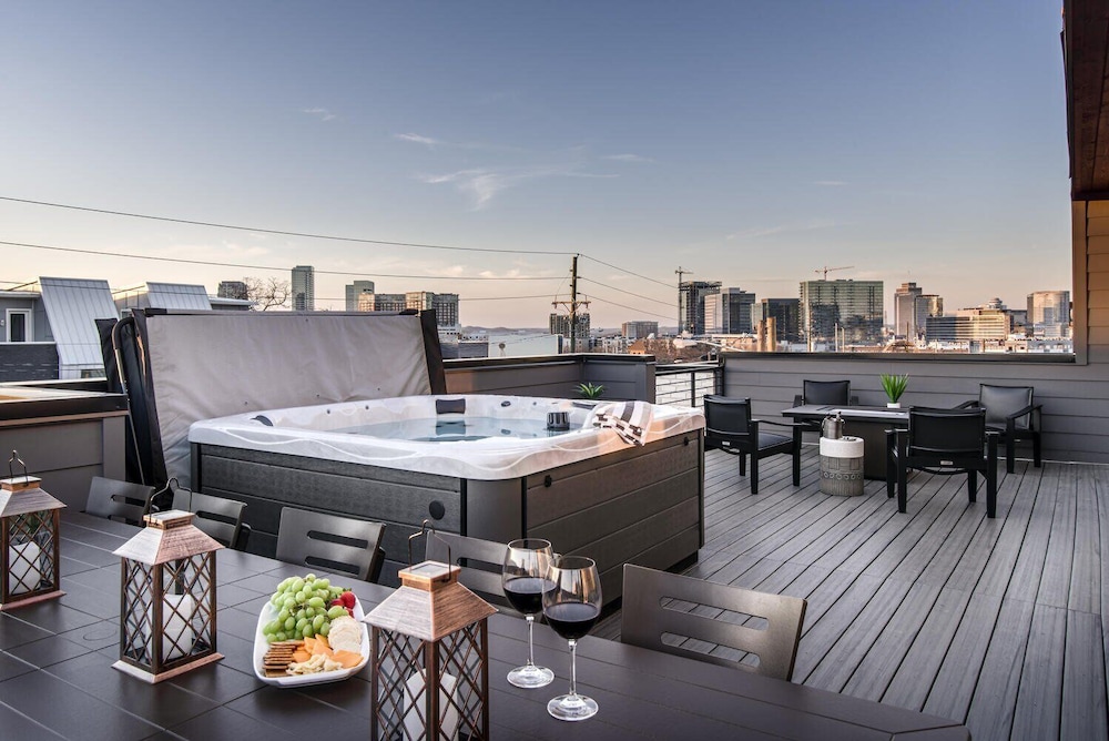 Urban Row - Rooftop Hot Tub - Heart of Gulch