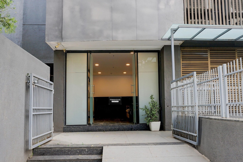 Cozy Deluxe Stays at Balewadi Pune