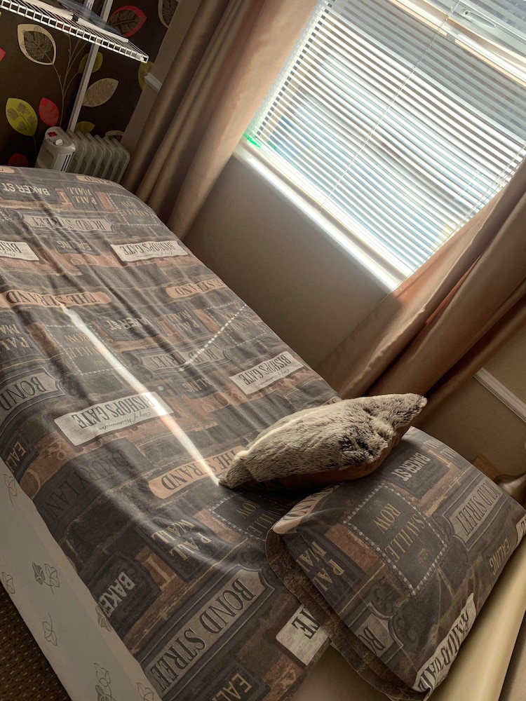 2 Bed Flat - Sleeps 3 - Parking - Wifi view 2