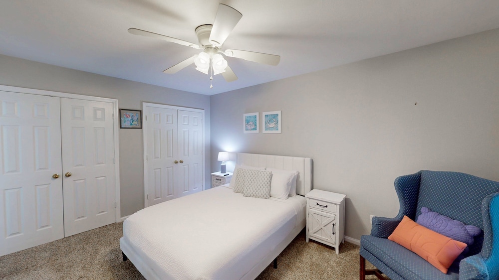 Charming 2BR Condo w/ Private Balcony in Gulf Shores, Pool, Hot Tub