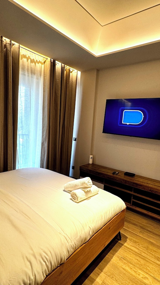 Elite Luxury Suites at Diamond in City