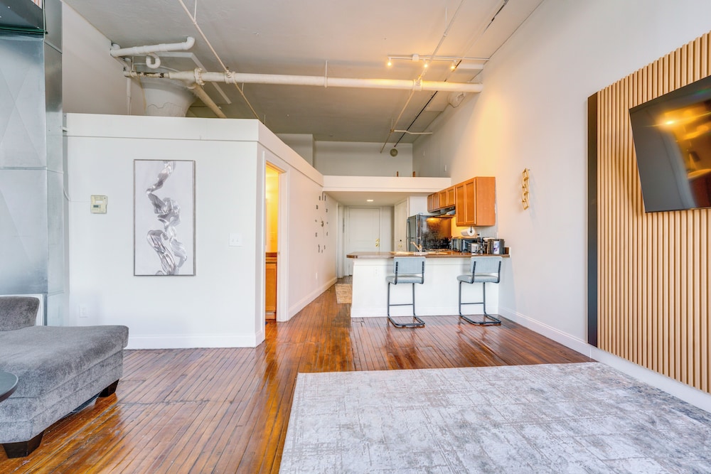 Steps to Riverwalk! City-view Condo in Corktown