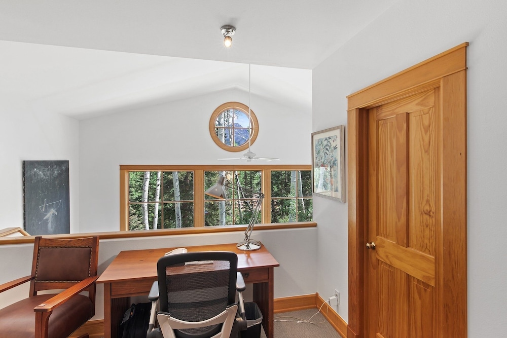 Polecat Chalet 4 Bedroom Home by RedAwning