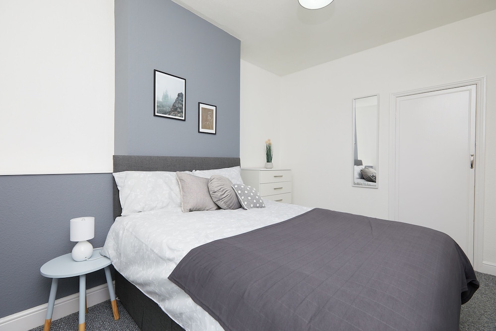 4 Bed Derby House - Long Stays- Parking