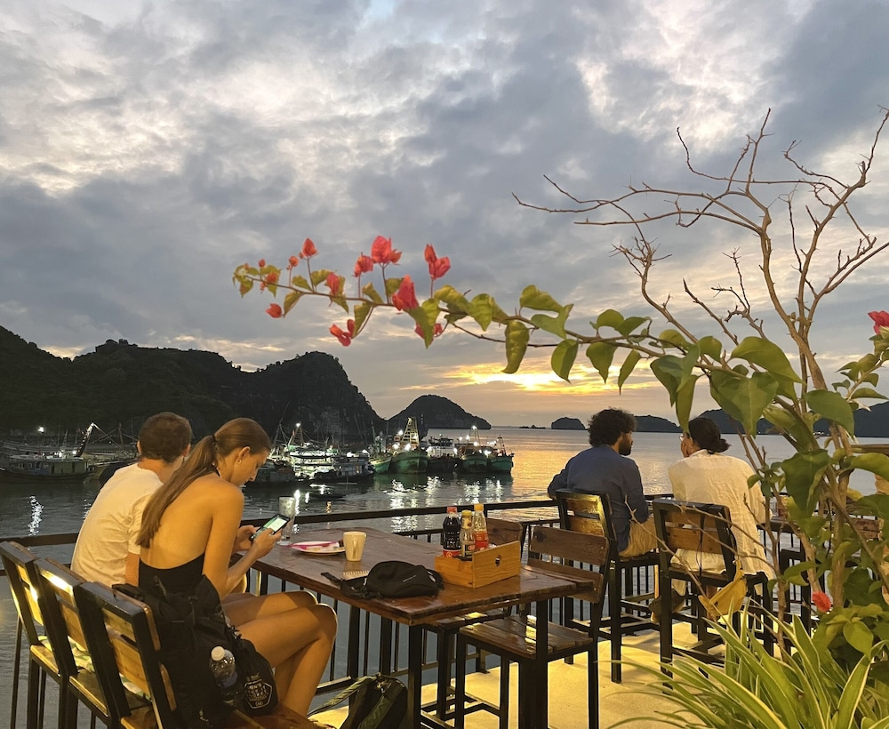 Le Pont Bungalow Hostel
