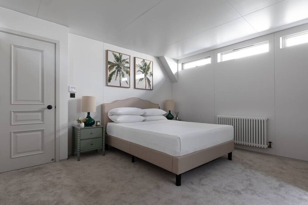 Cheyne Walk Houseboat by Onefinestay