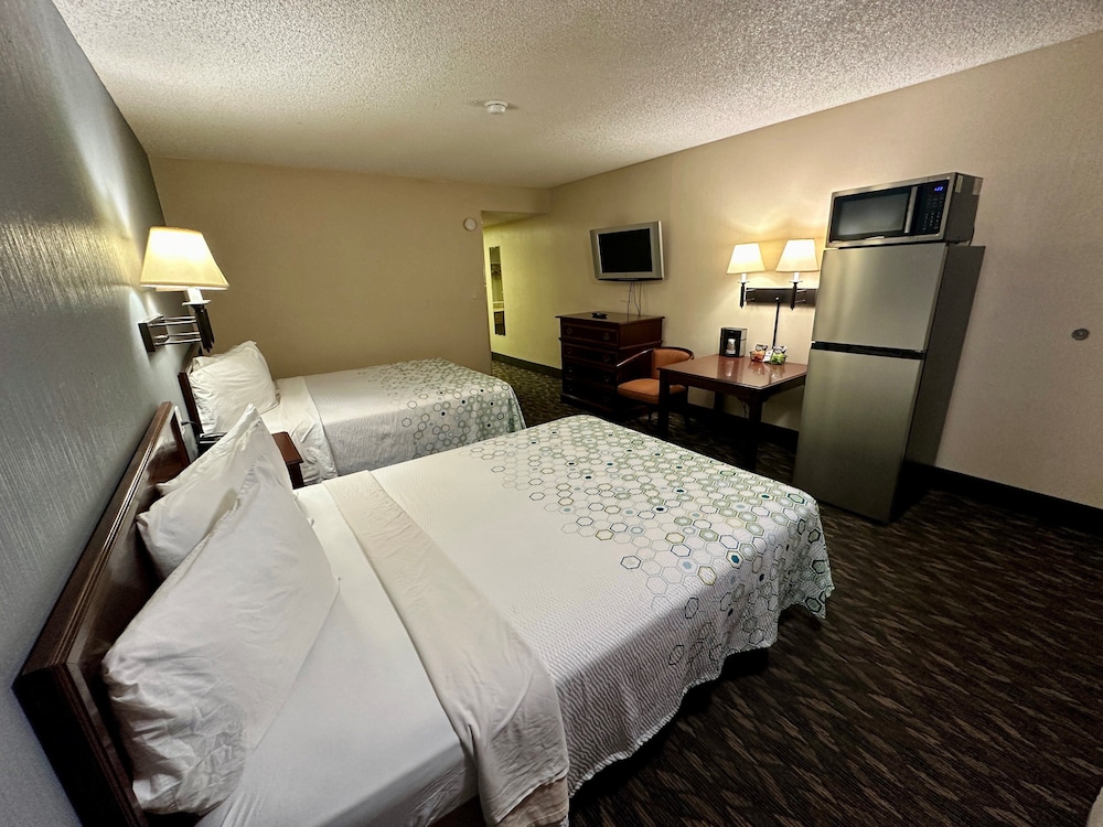 Yuba City Vacations - HomeTowne Studios by Red Roof Yuba City - Property Image 8