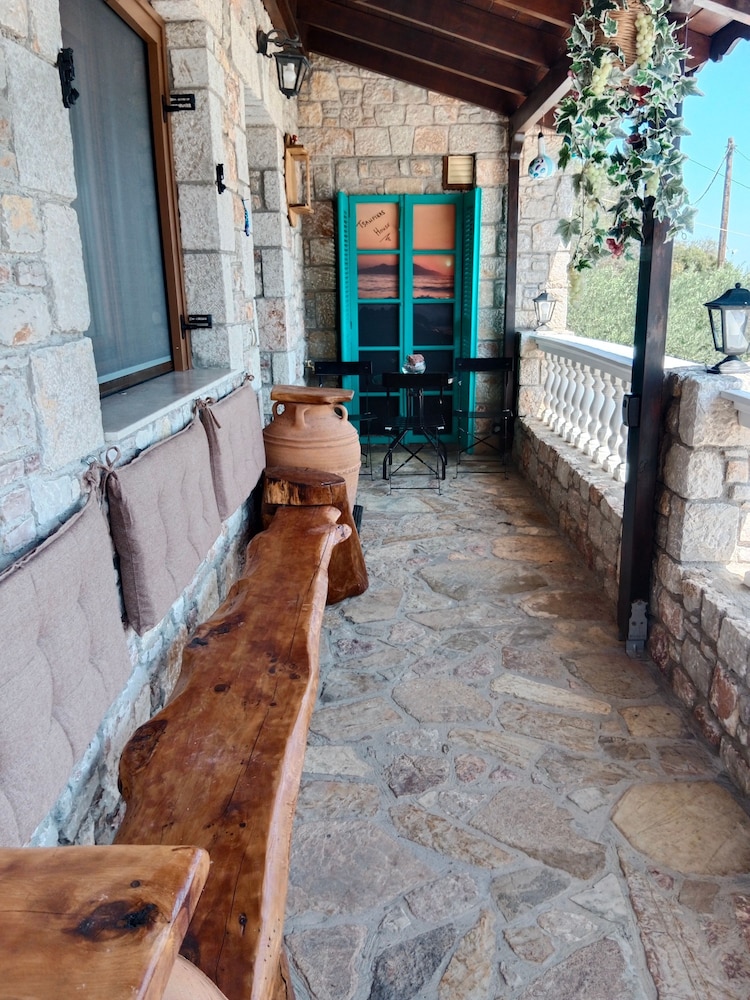 Tsampika s Traditional Stone Cottage in Siana