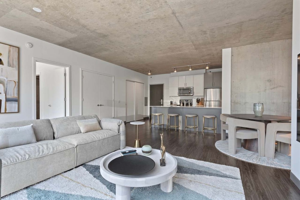 2BR Apt Stunning Views Steps to Michigan Avenue