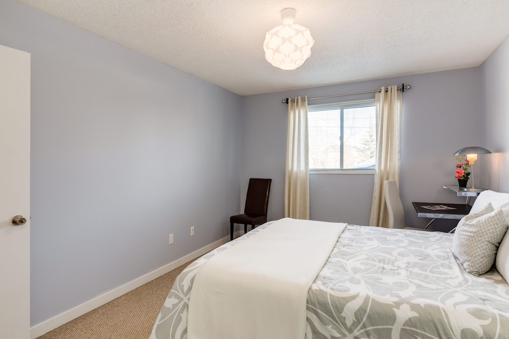 Superb 3BR mins to DT SAIT - Image 2