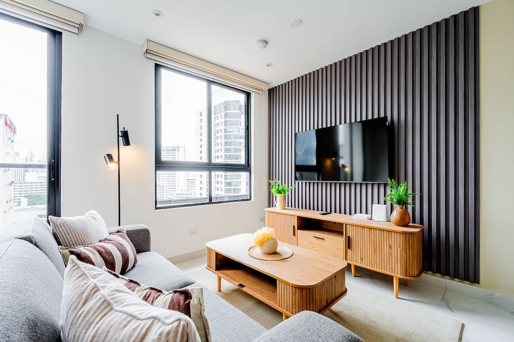 w Scenic 1BR w Panoramic City View in Calle 50