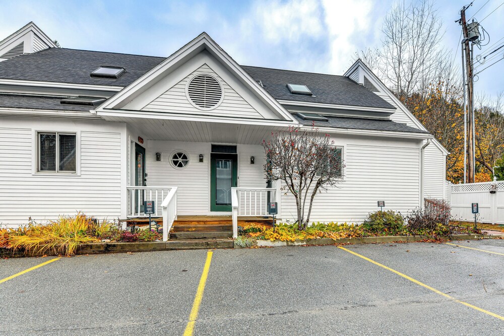 7 Mi to Stowe Mtn! Riverfront Retreat on Main St