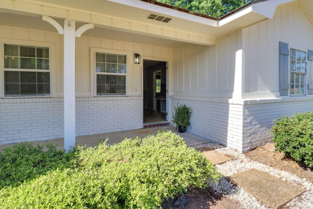 Walk to Eats & Entertainment: Home in Brookhaven