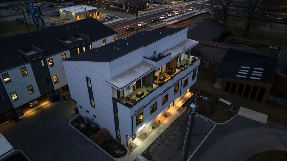 Heart of Gulch - 4 Min to Broadway - Designer Home
