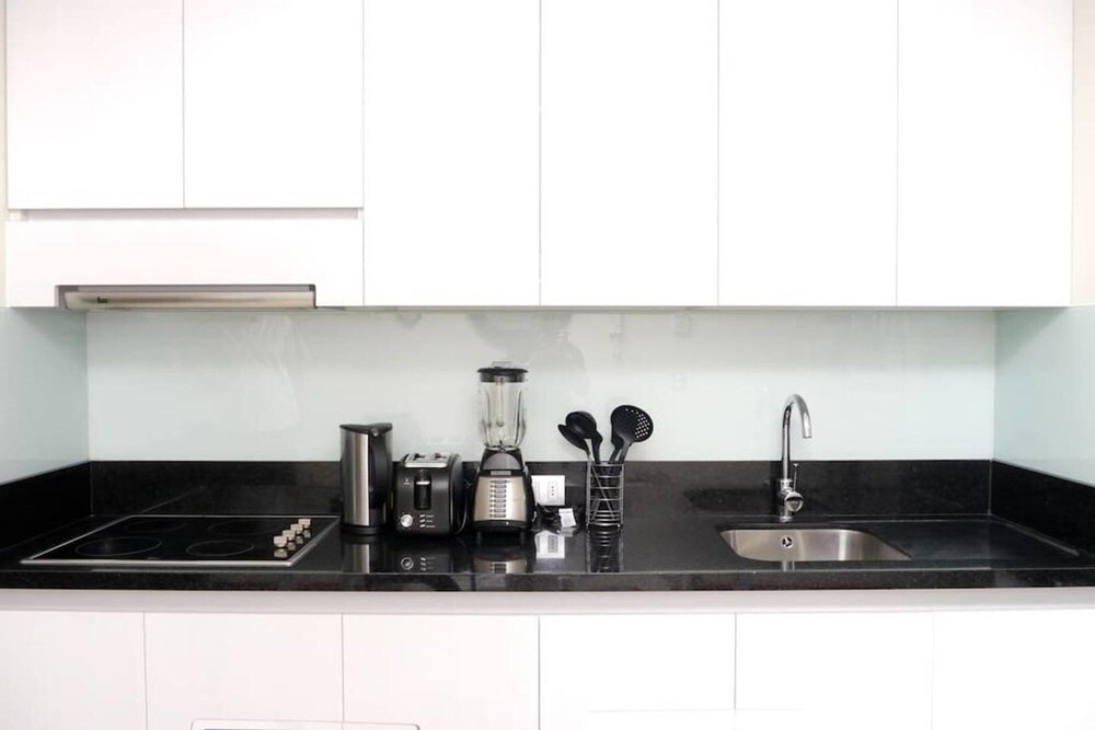 Stylish 1BR Apt w Top Location Metro Pool Gym