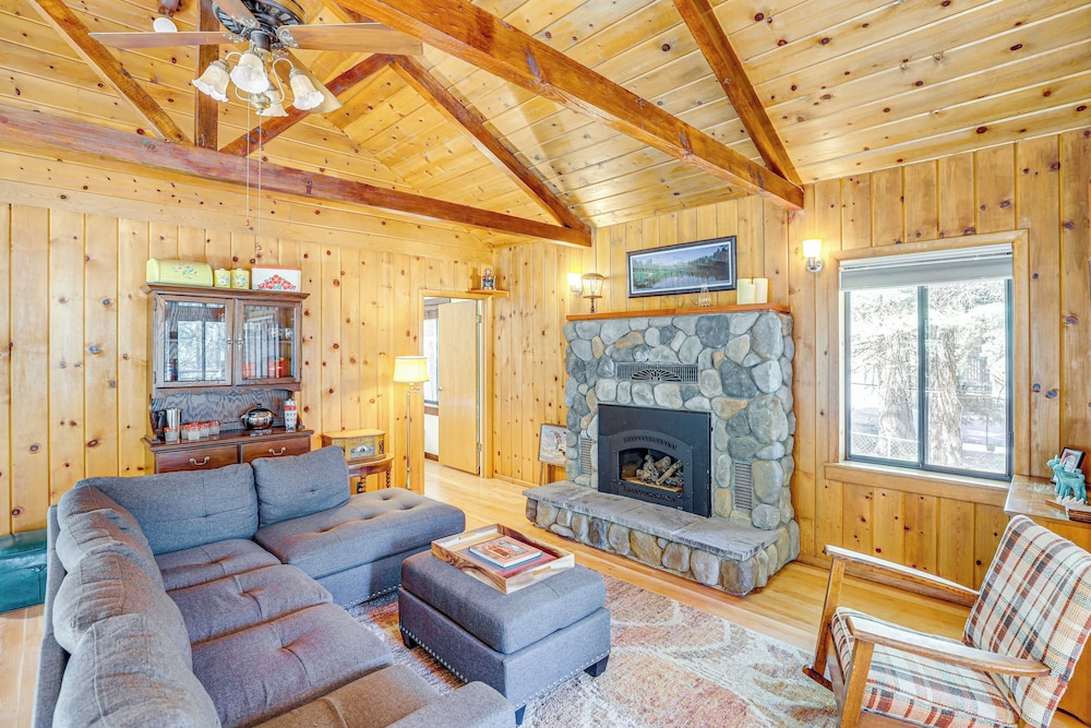 Walk to Lake Almanor: Prattville Cabin w/ 2 Decks!