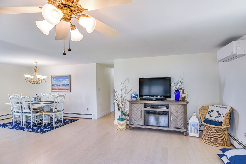 Coastal Home: 1 Mi to Beach, 2 Mi to Dtwn Newport!