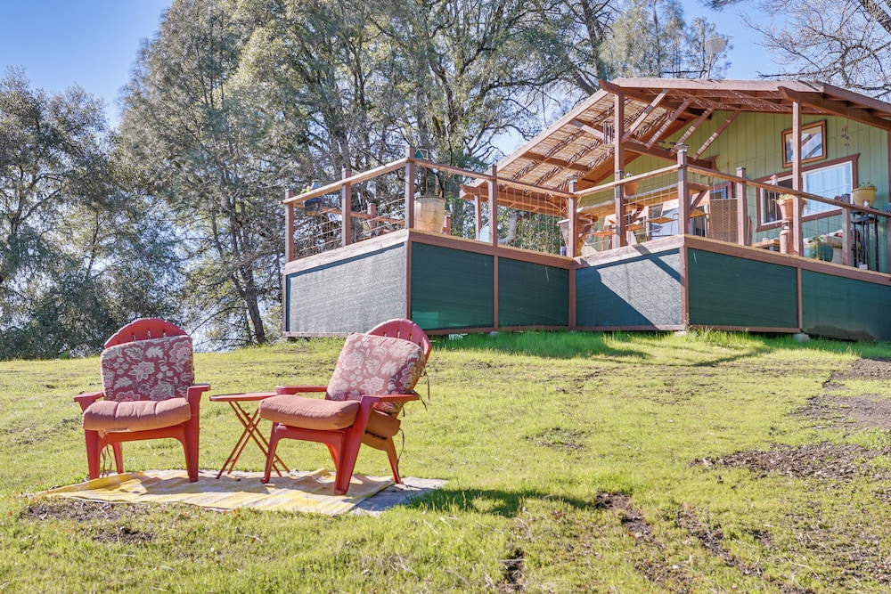 Hot Tub + Fire Pit: Secluded Dos Rios Escape!