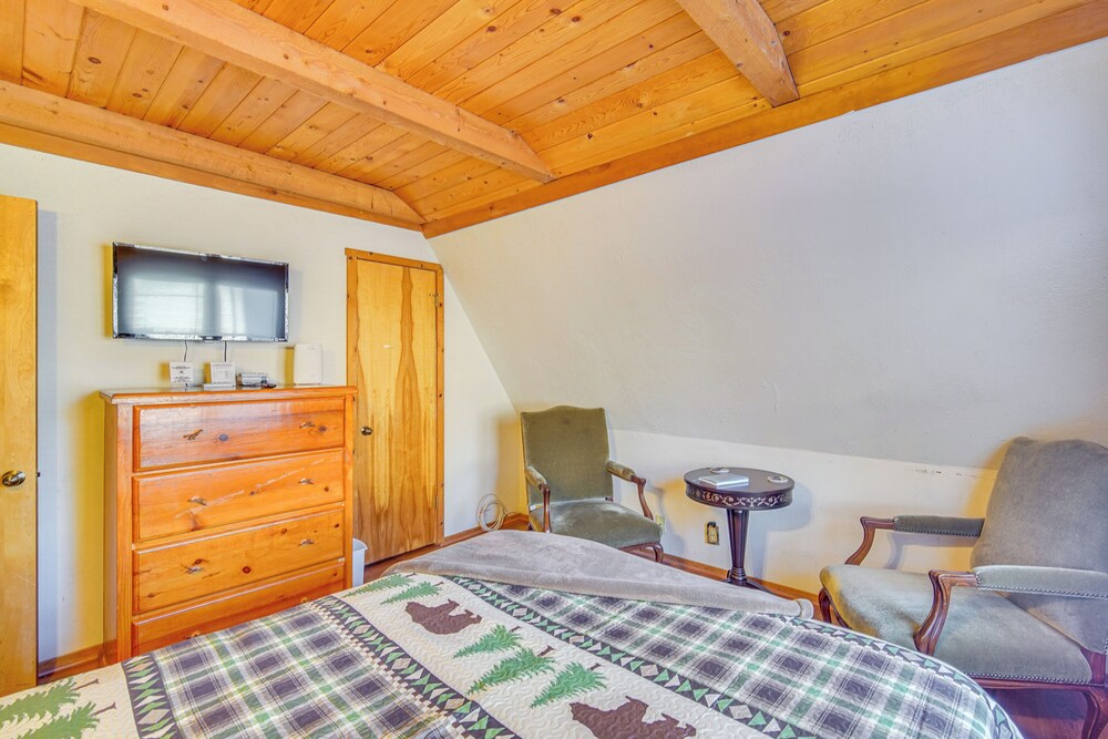 Crestline Area Vacation Rental Cabin w/ Decks!