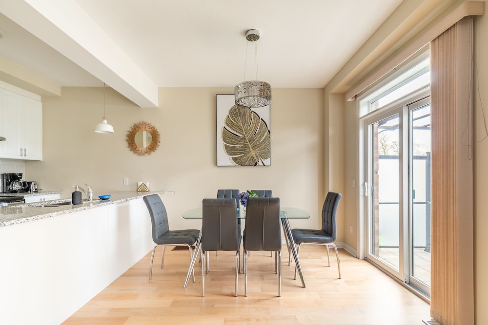 Modern 3BR 2BA Townhome in Lakeshore