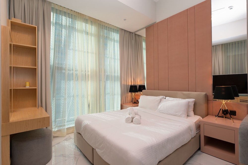 SIMPLY COMFORT Urban Chic Suites in J One Tower City & Canal Views