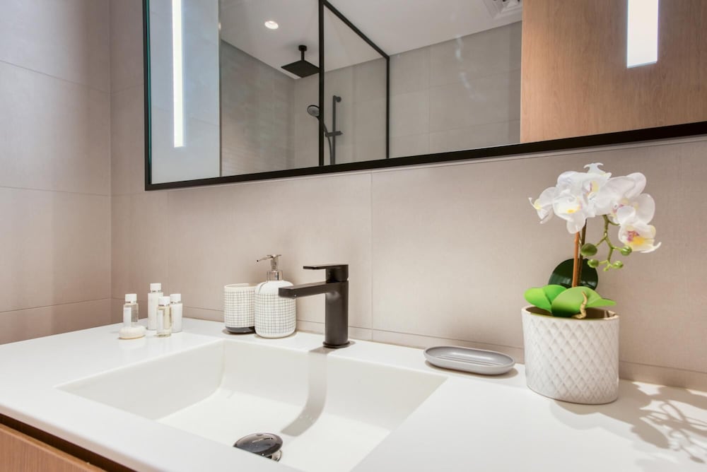 Stylish Studio w Dubai Canal Vw in Business Bay