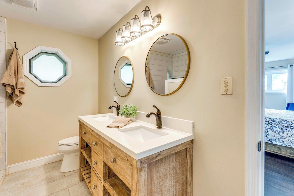 February Perks! Couples Getaway in Hayesville