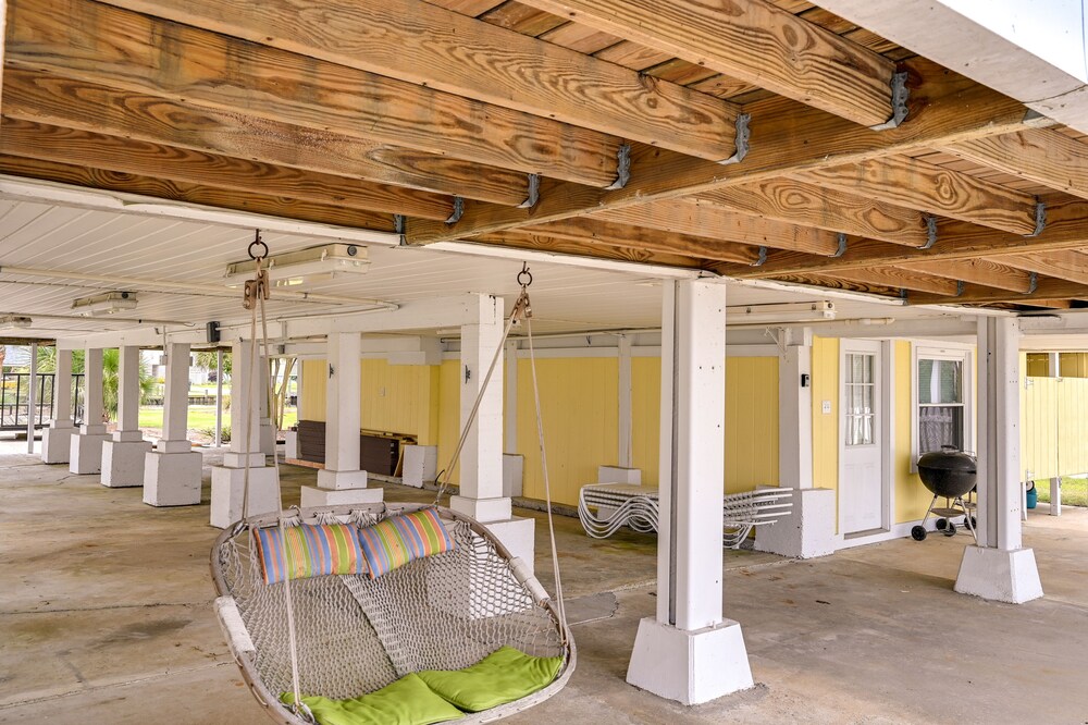 Chocowinity Waterfront Getaway w/ Boat Dock!