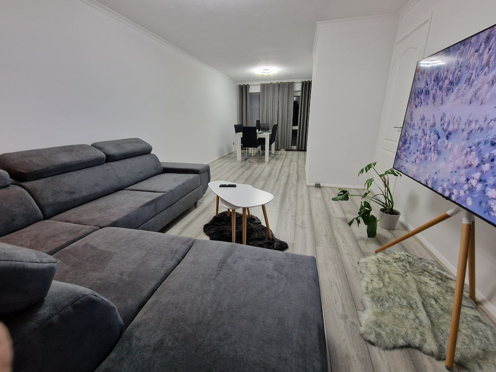 Modern And Spacious 3 Bedrooms Family House