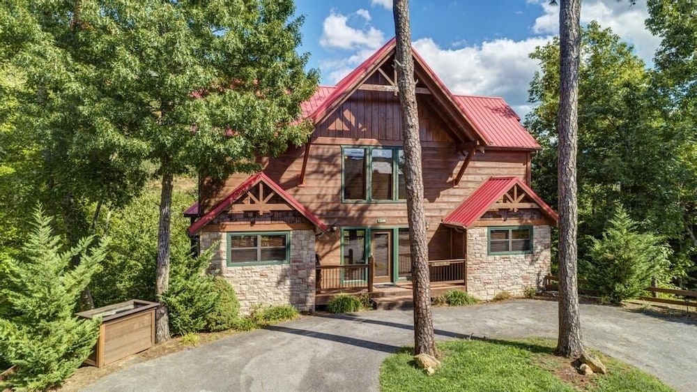 Soaring Spirit - 5 Bedrooms, 5 Baths, Sleeps 18 Home by RedAwning