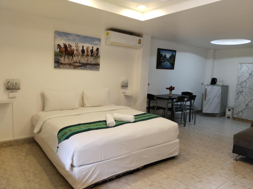 Phratamnak Inn