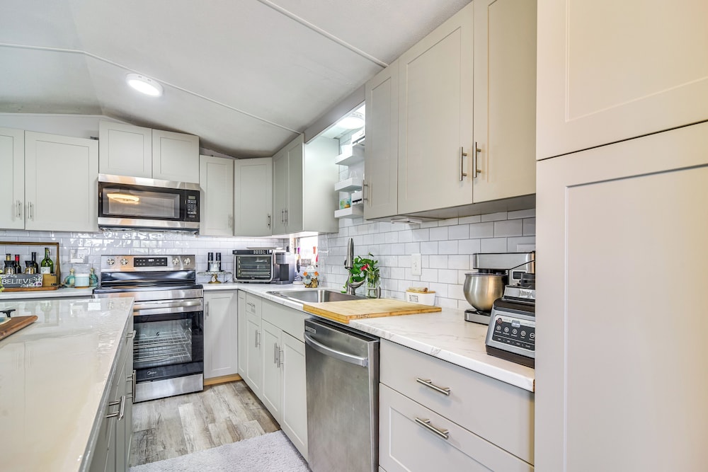 10 Mi to Beaches: Home w/ Pool Access in Largo!