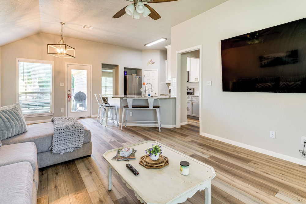 9 Mi to College Station: Dog-friendly Home w/ Yard
