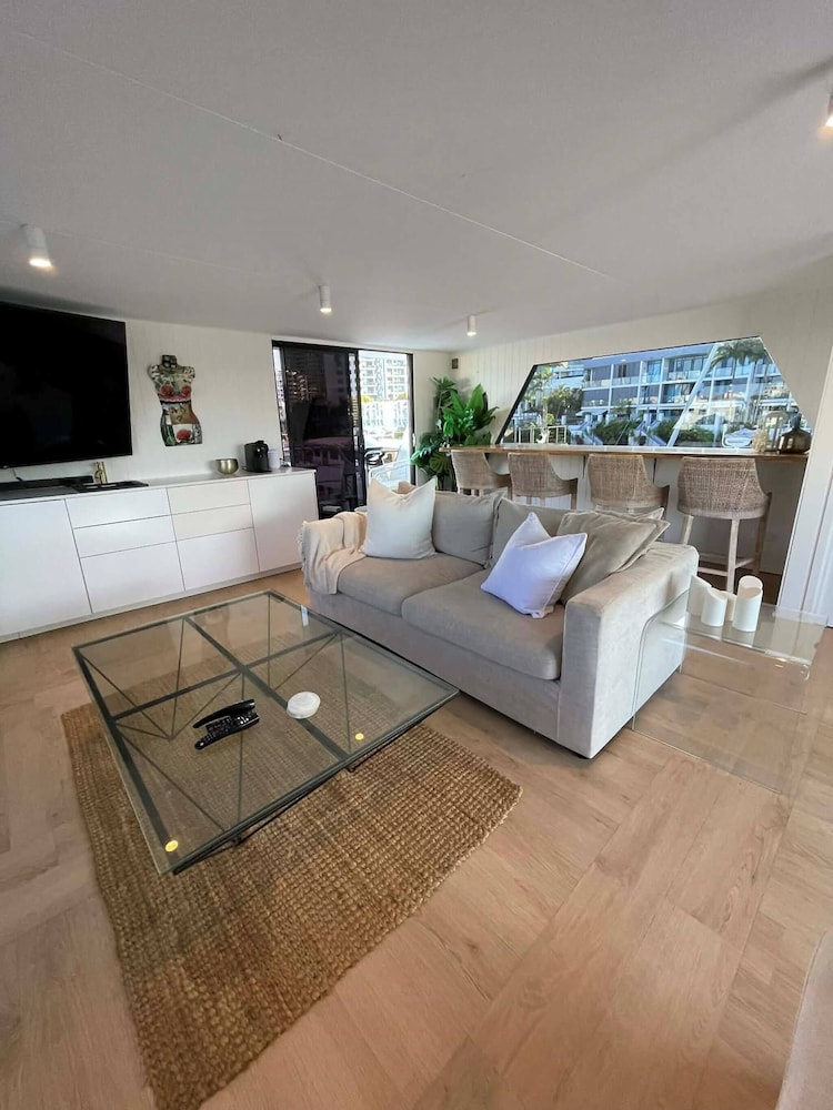 Luxury Penthouse Houseboat n the Heart of the City