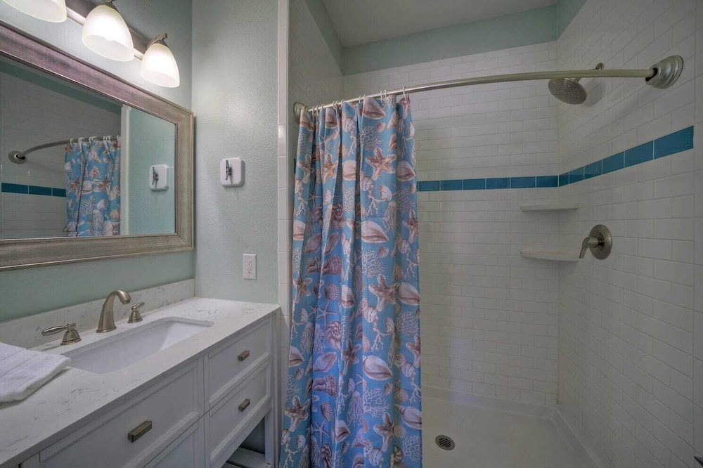 Sleeps 23, 2 Beachside Homes Resort Pool, Walk to the Beach, Balcony + Yard
