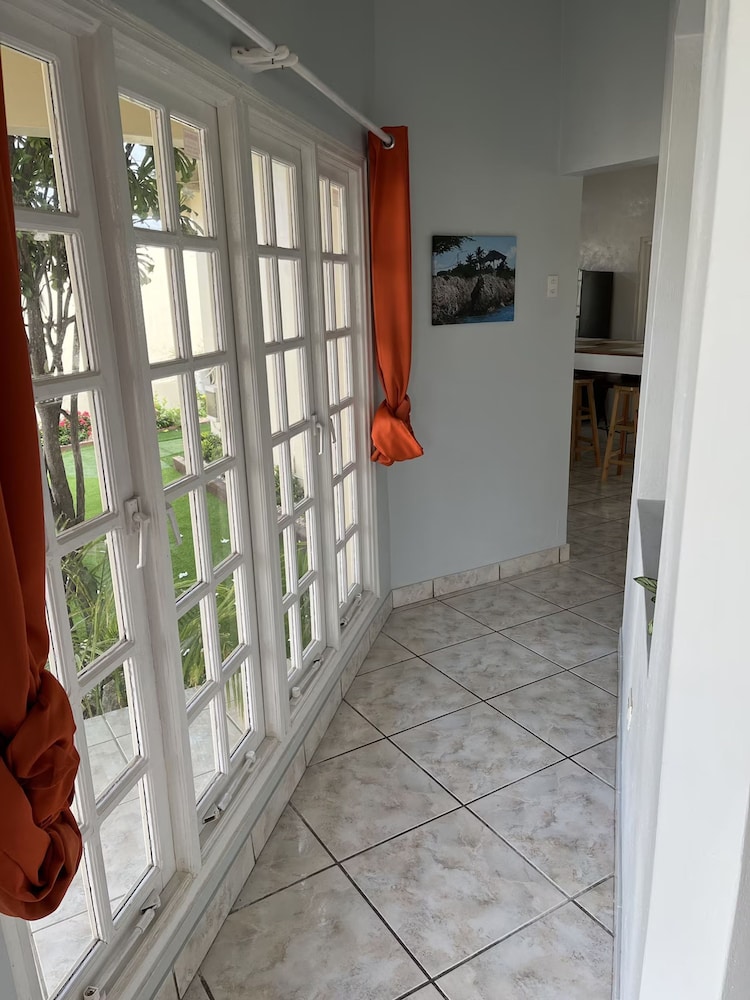 3 Bedroom Villa in Pos Chiquito Sun and Fun 5 Minute Walk to Beach