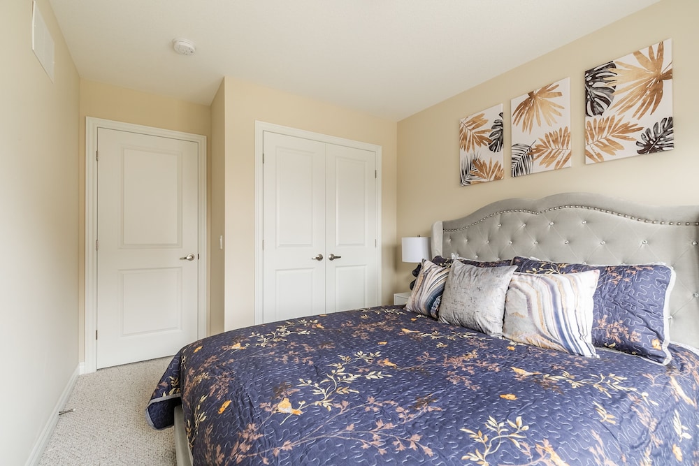 Modern 3BR 2BA Townhome in Lakeshore