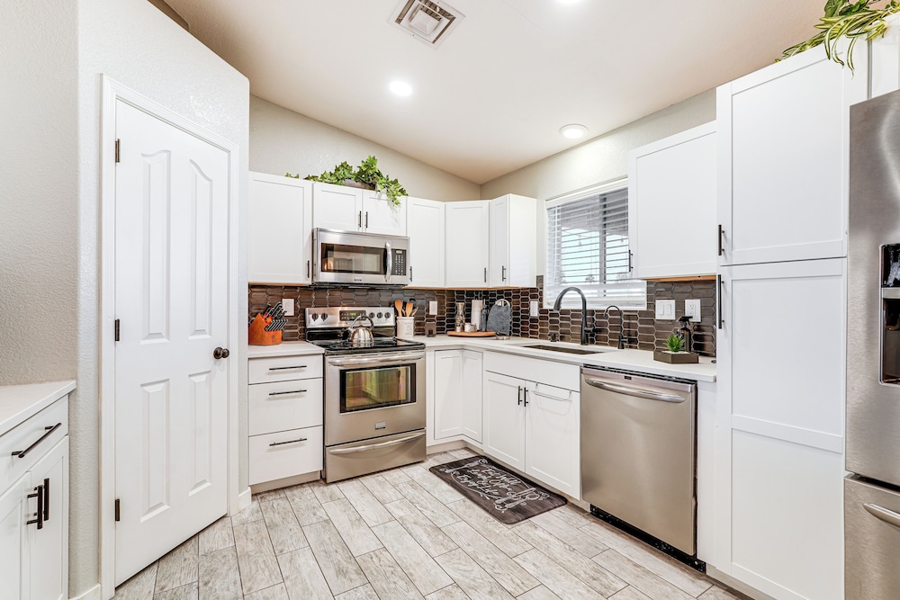 3 Mi to London Bridge: Home w/ Patio & Grill!