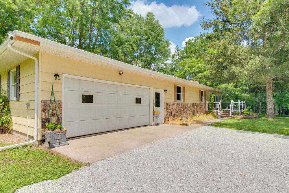 9 Mi to Downtown Rushville: Cozy Getaway w/ Grill