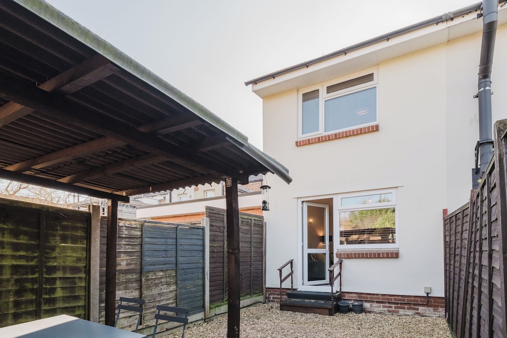Corner House - Bright 2BD in Cheltenham