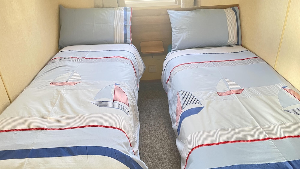 Captivating 2-bed Caravan in Clacton-on-sea view 3