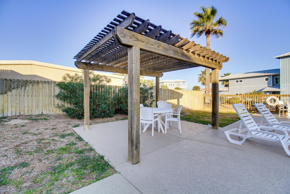 Steps to Sand: Breezy Port Aransas Condo!