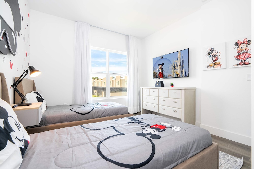 Modern Vacation Home With Themed Beds