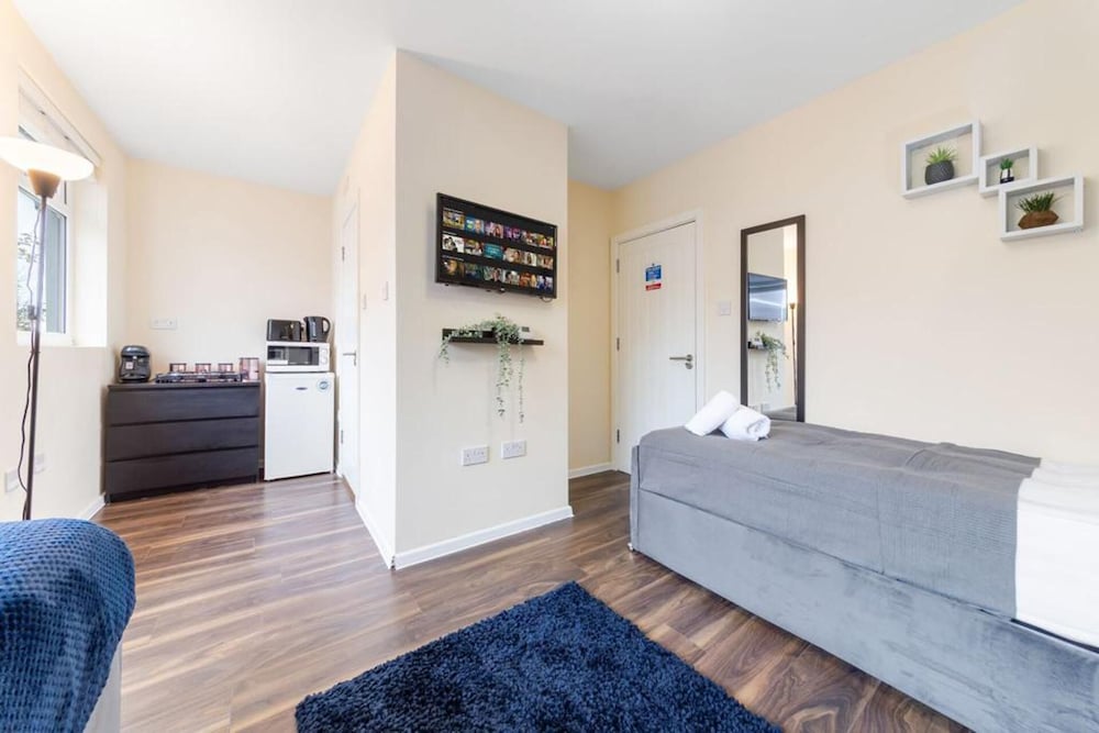 Spacious Sleeps 3 Ensuite Room In Twickenham TW7 view 3
