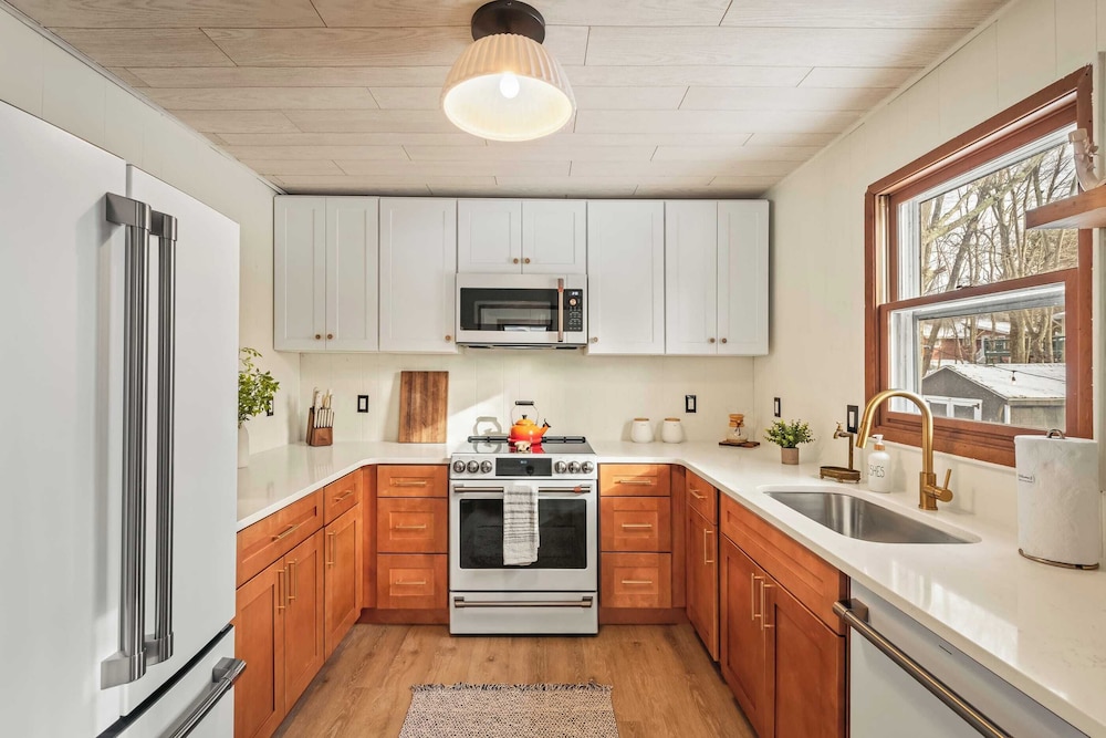 The Pines Cozy Arrowhead Lake Escape With Pools and Outdoor Adventures