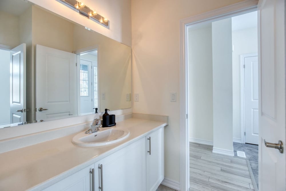 Spacious Brand New 4-bed Retreat in Quinte West